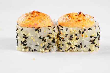 Калифорния в кунжуте с лососем