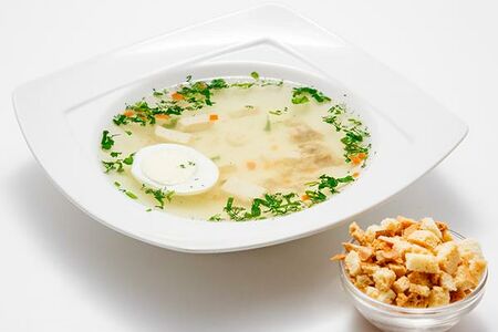 Бульон с курицей и домашними гренками 