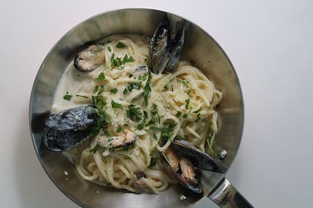 Паста с мидиями в томатном соусе