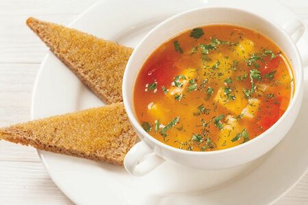 Рыбный суп с тостами с щучьей икрой