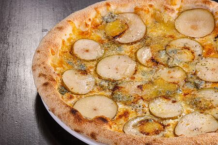 С грушей и горгонзолой