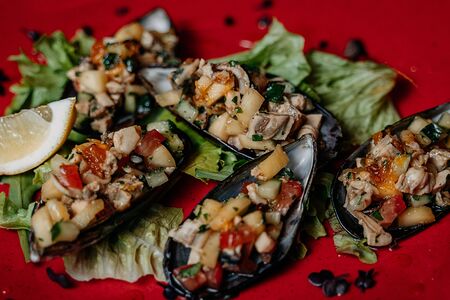 Тартар из мидий киви с манго