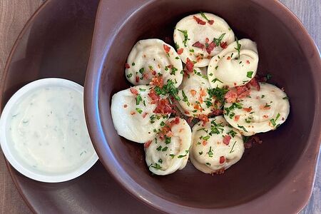 Пельмени с кроликом, беконом и сметано-чесночным соусом 