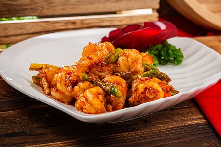 Жареные креветки со спаржей