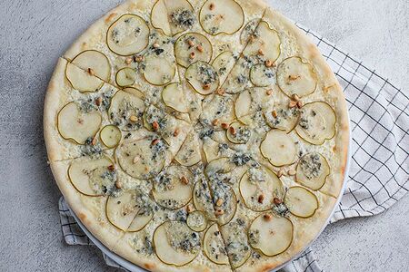 Пицца с грушей и горгонзолой