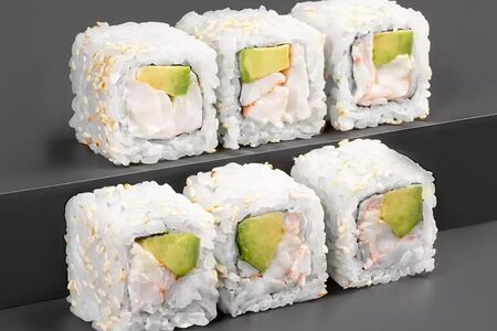 Ролл Калифорния с крабом, авокадо и кунжутом