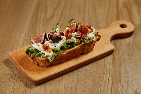 Брускетта с инжиром и сыром страчателла