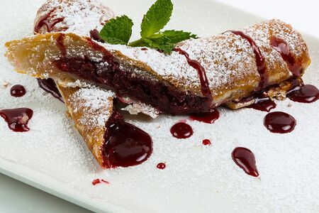 Штрудель с вишней