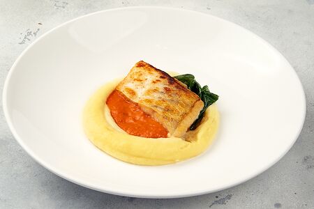 Филе судака с картофельным пюре и соусом из печенных перцев