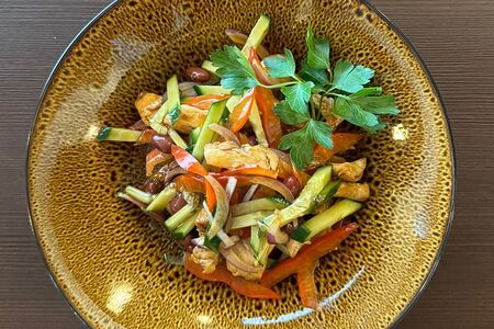 Фирменный салат с куриным филе