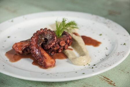 Осьминог с пюре из фавы