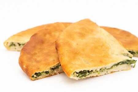 Пирог осетинский с курицей, шпинатом и сыром
