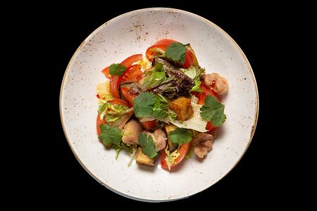 Салат с цыпленком и пикантным соусом