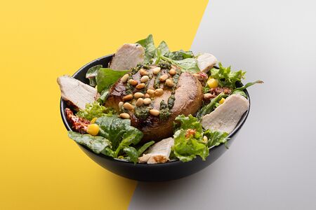 Тосканский салат с куриным филе на гриле халяль