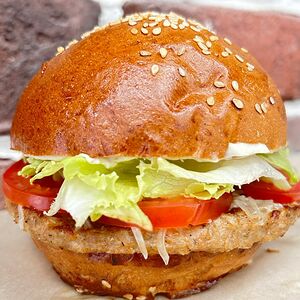 Чикенчизбургер и фри