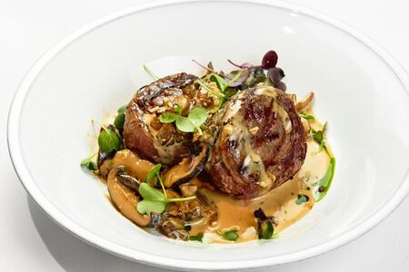 Медальоны с грибным соусом