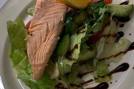 Салат с отварной семгой