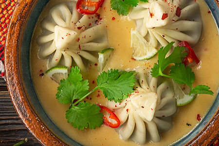 Хинкали с курицей в соусе Том кха 