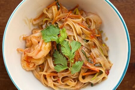Лапша рисовая с тигровыми креветками в устричном соусе