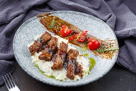 Говядина обжареная на гриле с рисом 