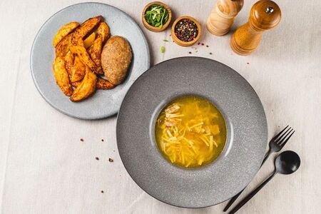 Котлета домашняя с картофелем по-деревенски и суп-лапша