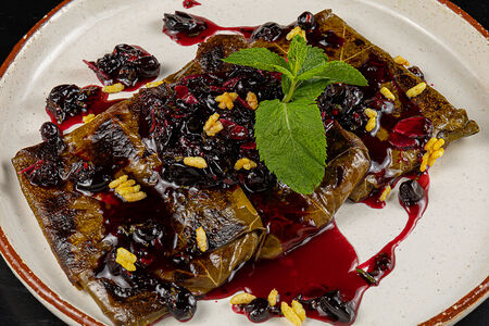 Сулугуни в винoградном листе с черной смородиной