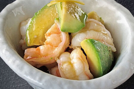 Салат из креветок и авокадо с васаби-заправкой
