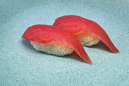 Суши с тунцом