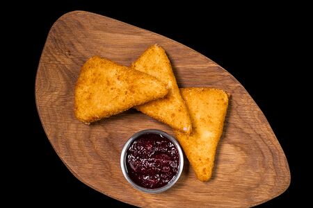 Жареный Сулугуни с клюквенным соусом