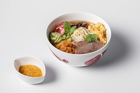 Холодный суп Кукси с говядиной