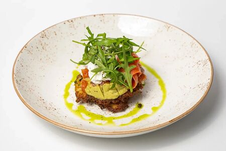 Драники с лососем,гуакамоле и яйцом пашот