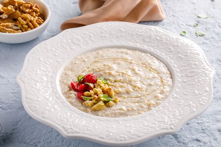 Овсяная каша с сезонными ягодами