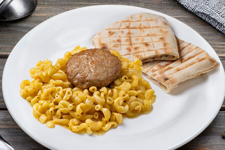 Макароны с котлетой 