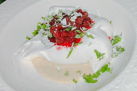 Павлова с брусникой