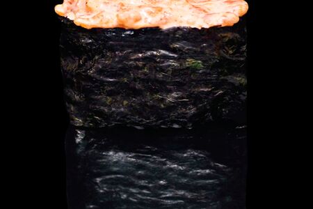 Гункан с лососем