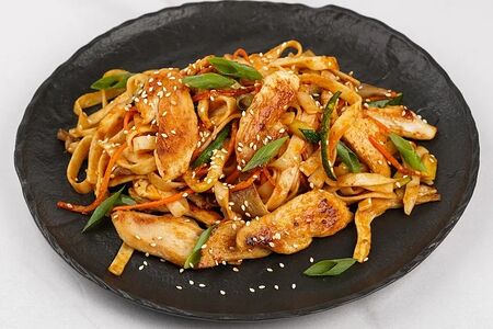 Удон с курицей в соусах Терияки и Устричный