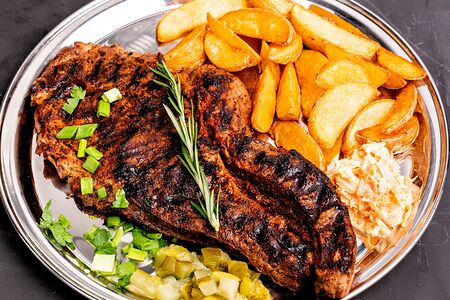 Стейк из говядины на гриле с гарниром 