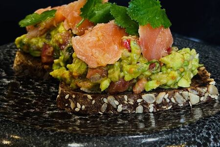 Брускетта с подкопченным лососем