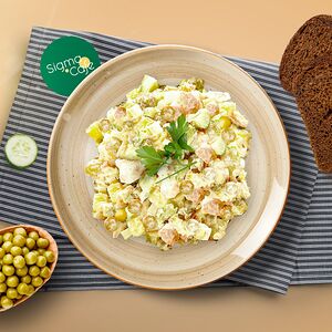 Салат с отварной курицей и овощами