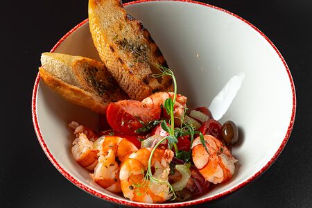 Салат с креветками и помидорами Alla catalana