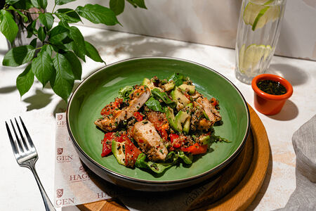 Салат с цыпленком и киноа