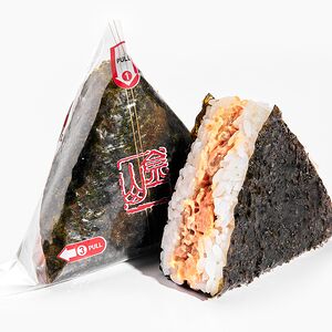 Онигири с лососем терияки