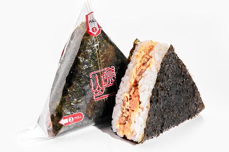 Онигири с лососем терияки