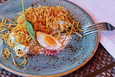 Салат с курицей, огурцом, морковью по-корейски и картофелем пай