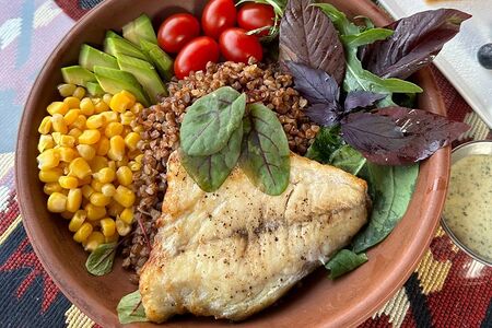 Боул с филе дорадо и гречей с фирменным соусом