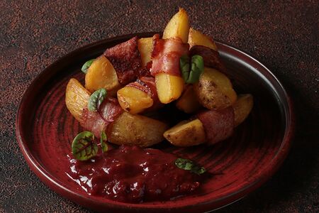 Картофель в беконе с соусом BBQ