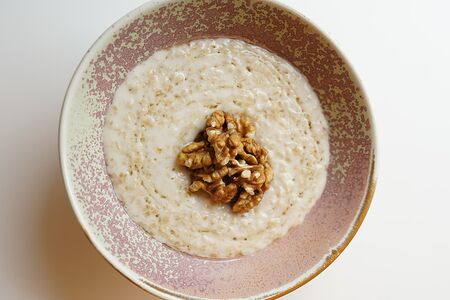 Овсянка с медом и грецким орехом