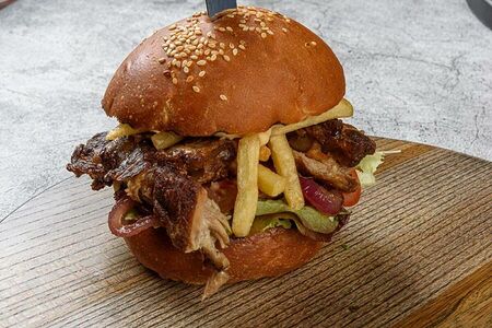 Бургер с рваным мясом