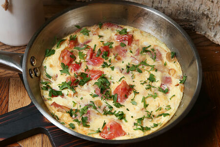 Омлет или яичница с беконом, томатами и луком