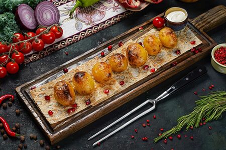 Молодой картофель на углях